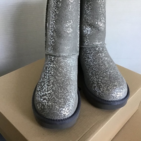 FINAL MARKDOWN! NIB ! UGG CLASSIC SHORT - Picture 4 of 7